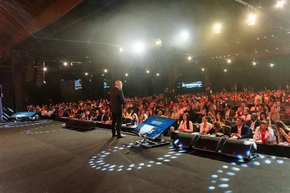 Vista do palco da Imersão Advogado 10X para a plateia lotada